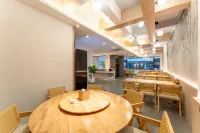 Floral Hotel·Luanchuan Guanshan Moon Homestay (Laojunshan Zhongling Cableway Store)