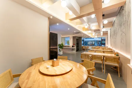 Floral Hotel·Luanchuan Guanshan Moon Homestay (Laojunshan Zhongling Cableway Store) Отели рядом с достопримечательностью «Ji Guan Cave»