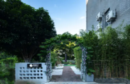 Under the Rose Tree · Garden Homestay (Reed Flute Rock Scenic Area)