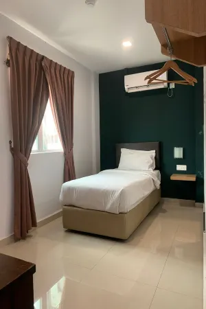 Room V by Secom Jalan Megat Отели рядом с достопримечательностью «AEON BiG Batu Pahat»
