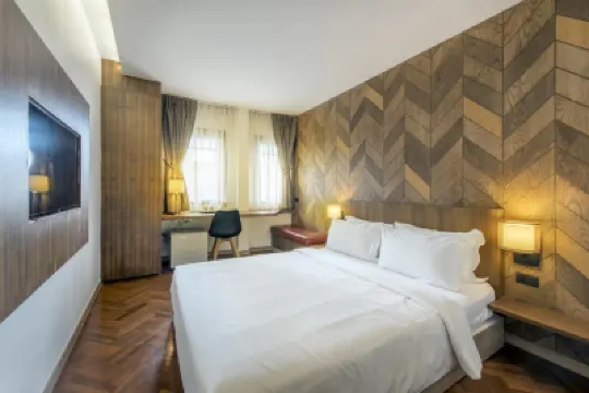 The Posh Phayathai Hotels near BTS-Phaya Thai