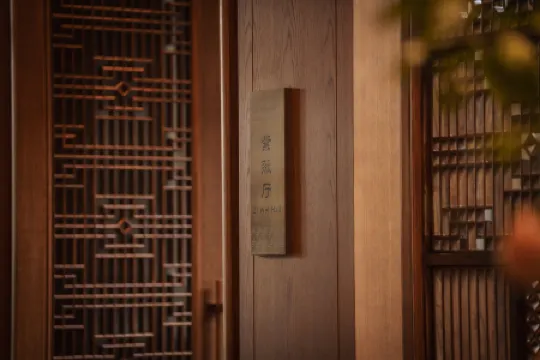 West Lake State Guesthouse Отели рядом с достопримечательностью «Shuangfeng Chayun Scenic Resort»