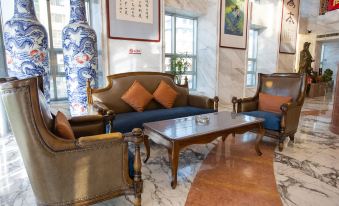 Baicheng Hexiang Hotel (Civic Plaza Haiming East Road Pedestrian Street Store)