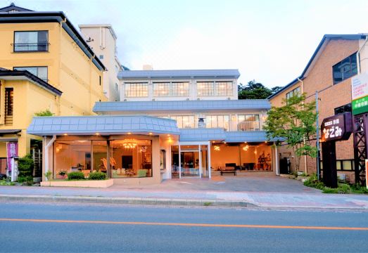 하타고 나고미의 아늑한 객실 내부