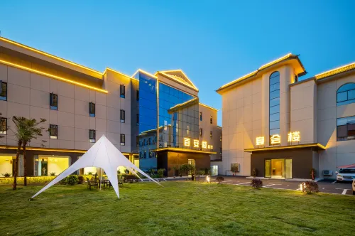 Baocheng Zhixuan Hotel (Luoshan Dingsheng Plaza Branch) فنادق في لوى شان