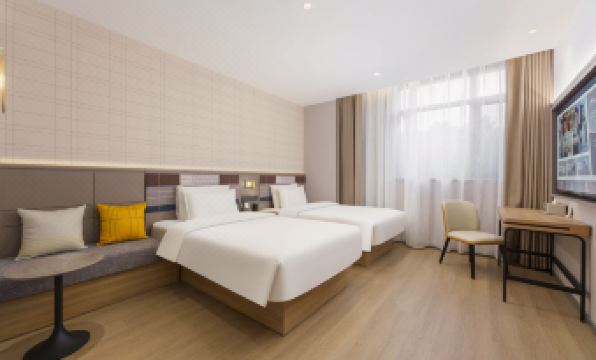 Homeinn Plus Hotel (Dalian North Station)