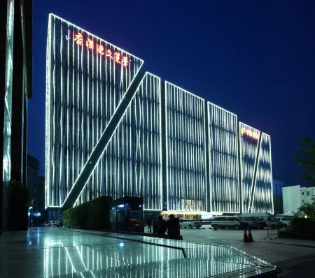 Huace American Hotel (Shenzhen Longgang Shuanglong Subway Station) Отели рядом с достопримечательностью «Baoneng All City Shopping Center Longgang Branch (Jianshe Road)»