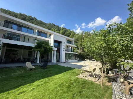 Tiantangzhai Yuexia Mountain Residence courtyard Guesthouse Отели рядом с достопримечательностью «Baima Canyon»