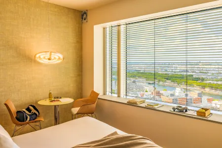 Too Hotel Paris -MGallery Отели рядом с достопримечательностью «Viaduc des Arts»