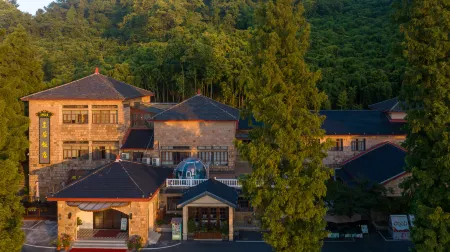 Moganshan Queen Hotel (inside Moganshan Scenic Area) Отели рядом с достопримечательностью «Baiyun Mountain Pavilion»