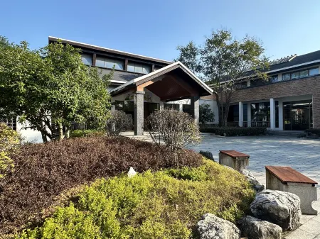 Maoshan Tujulvyingxianzong Camping Hotel Отели рядом с достопримечательностью «Yuanfu Wanning Palace»