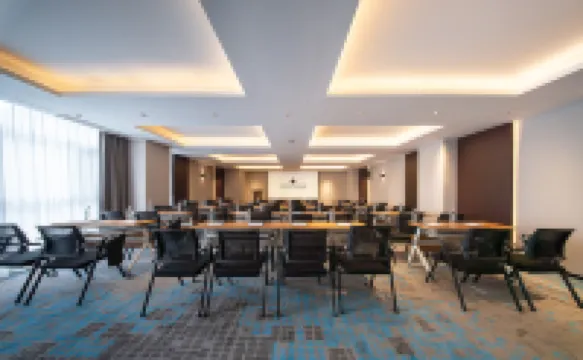 조르지오 모란디 호텔 (옌타이역 우위에 플라자)