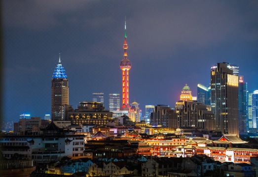 넓은 거실 공간