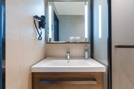 HanTing Hotel (Xiong County Bus Station) Отели рядом с достопримечательностью «Songliao Bianguan Gu Tunnel»