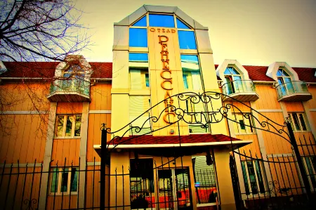 Ренессанс Отели рядом с достопримечательностью «выстрелка о времени»