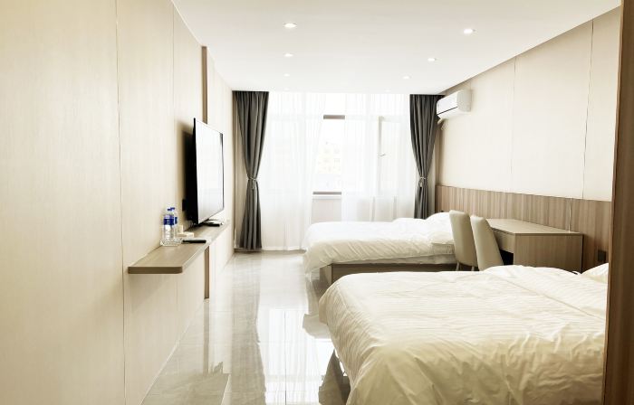 Yibaijia Express Hotel