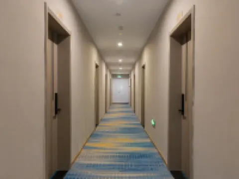 Dongrunfeng Hotel (Zigong Caideng Park)