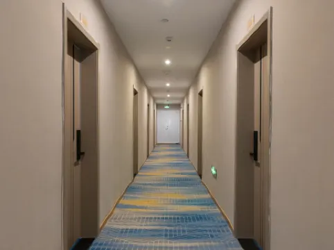 Dongrunfeng Hotel (Zigong Caideng Park)