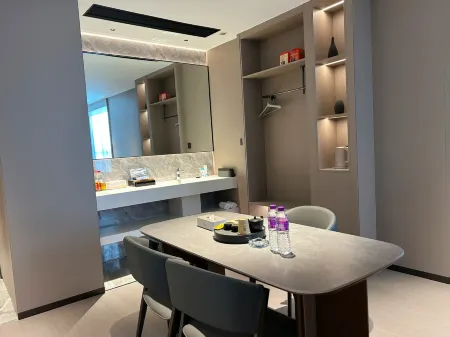 Gujing Junlai Hotel (Luhe Convention & Exhibition Center) Отели в г. Луохэ