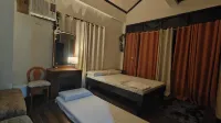 Spacious 3-Floor, 6-Bedroom House w/ WIFI, KTV, Swimming Pool, 30+PAX