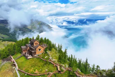 Trip.com Group Country Retreats (Xinjiang Kanas Yundingge Joint Resort） Hotels near Guanyu Pavilion