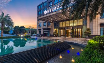 Palace Hotel (Chengdu Zoo Zhaojuesi South Road Subway Station)