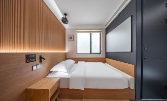 Captain No.5 Youth Hotel (Donghua University Yan'an West Road Subway Station)