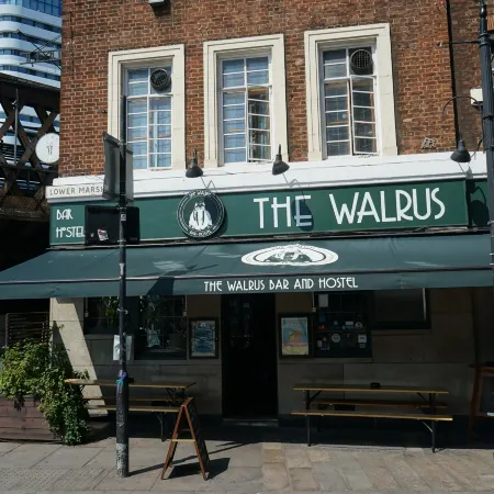 The Walrus Bar and Hostel Отели рядом с достопримечательностью «Ватерлоо»