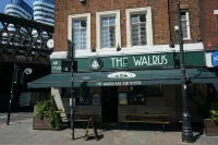 The Walrus Bar and Hostel Hotel in zona Alice's Adventures Underground