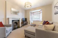 Large Home near city centre, UOB & QE hospital