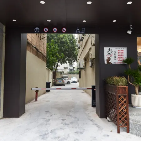Qingmu Platinum Hotel (Wuhu Ancient City Pedestrian Street)