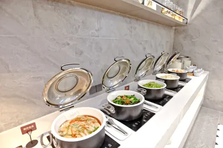 Homeinn Plus Hotel (Xiong'an New Area Rongcheng Xiong'an Business Service Center) Отели в г. Жунчэне