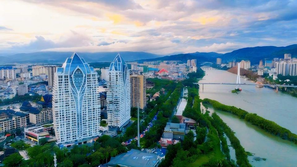 Twin Tower Star Holiday Hotel (Splashing Square Jiangbian Night Market)