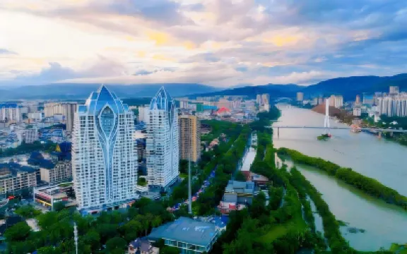 雙塔之星ホリデイホテル(潑水広場江邊ナイトマーケット) のホテル