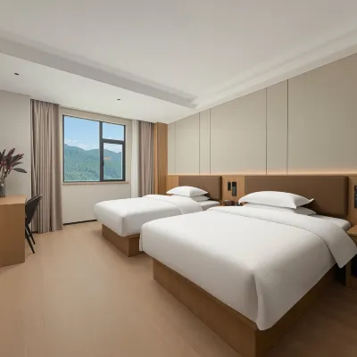 Yarvard Holiday Hotel โรงแรมใกล้ถ้ําหวางหยาง