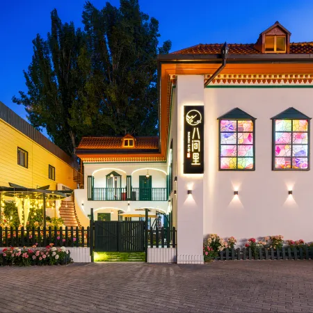 Bajianli · Eightmeadow · Western Courtyard Homestay (Yining Airport Liuxing Street Scenic Area)