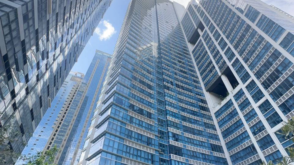Thompson Suites BGC (Uptown Parksuites Tower 1)