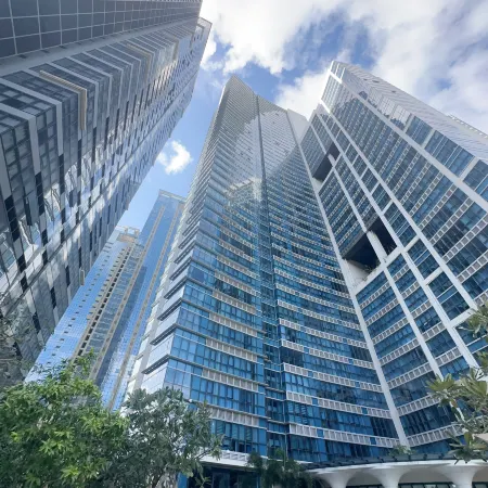 Thompson Suites BGC (Uptown Parksuites Tower 1)