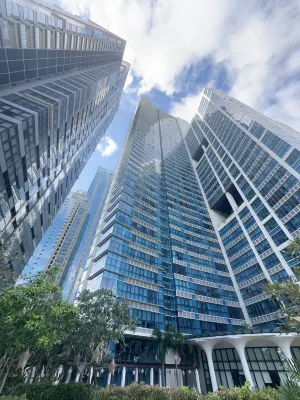 Thompson Suites BGC (Uptown Parksuites Tower 1) - 3つ星