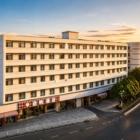 Qifan Hotel (Kunming Railway Station Huannan South Road Metro Station Branch)