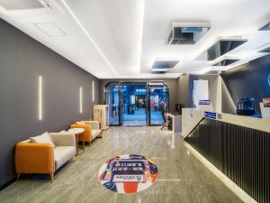 ReMAX Remai E-sports Hotel (Ningbo University of Finance and Economics Lishe Airport)