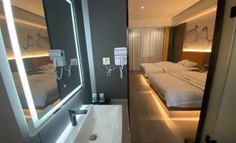 Menglian Yingshan Hong Intelligent Hotel