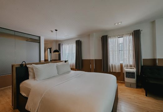 4. Chotel P..