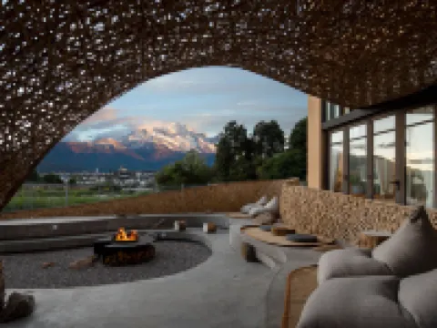 VENTO · Sunlit Golden Peak Lake View Vacation Hotel Hotels in Lijiang