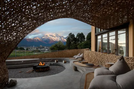 Yundu · Xueshan Lake View Guesthouse (Lijiang Qingxi Rizhao Jinshan view store) Отели рядом с достопримечательностью «The Ancient Town of Shuhe»