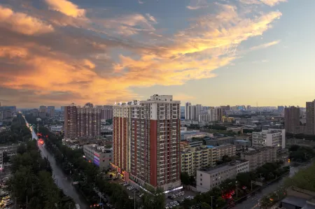 Yuebanwan Hotel (Fat Donglai at Xuchang Railway Station) Отели рядом с достопримечательностью «Qingyihe Thousand Acres Garden»