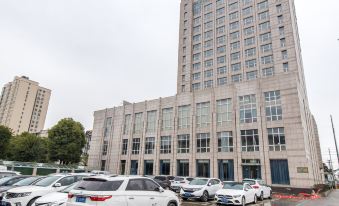 Phoenix Court Hotel (Jingzhou Ancient City Changjiang University)