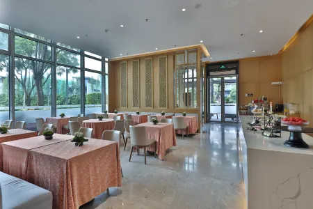 Bay Breeze Holiday Hotel (OCT Harbour PLUS Foshan) Отели рядом с достопримечательностью «Shunde District Committee Party School»