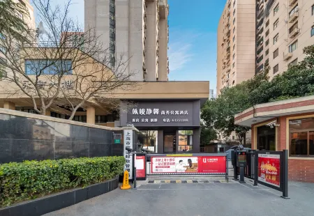 HongJun · JingXin Business Apartment Hotel (Shanghai Baoshan Road Metro Station)