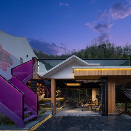 Hailuogou Luanxi Hidden Mountain Snow Mountain Scenic Hot Spring Resort Hote